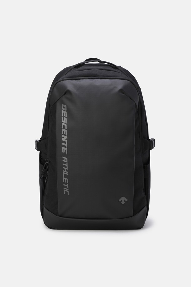 트레이닝 확장 백팩 (27+6L) 블랙 SR123TBP10은 여행, 일상, 스포츠 활동에 적합한 남성용 백팩입니다. 블랙 색상의 무지 디자인으로 미니멀, 캐주얼, 스포티한 스타일을 연출합니다. 폴리에스터, 나일론, 폴리우레탄 소재로 제작되어 방수, 스크래치 방지, 오염 방지 기능이 있으며, 27L에서 33L로 확장 가능한 용량을 제공합니다. 17인치 노트북 수납, 신발 수납 공간, 숨겨진 수납 공간, 체스트벨트, 안전 호루라기, D링, 접이식 패딩 등의 특징을 갖추고 있으며, 캐리어에도 부착 가능합니다. 가방 내부의 항균 및 탈취 기능으로 위생적인 사용이 가능하며, 지퍼형 잠금 방식으로 안전하게 소지품을 보관할 수 있습니다.
