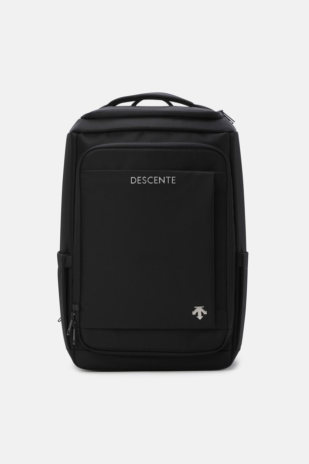 도스 듀얼 백팩 (25L) 블랙 SR123UBP10은 남성을 위해 디자인된 미디엄 사이즈의 사각 백팩입니다. 방수 기능과 함께, 듀얼 액세스, 노트북 수납 공간, 카드지갑 탈부착, 체스트벨트, 안전 호루라기, 우산 수납 공간, 캐리어 마운팅 스트랩 등 다양한 특징을 갖추고 있습니다. 블랙 컬러의 무지 패턴에 버클 디자인 장식이 더해져 미니멀, 클래식, 캐주얼 스타일을 연출하며 여행룩과 출근룩에 모두 잘 어울립니다. 나일론, 합성가죽, 폴리에스터 소재를 사용하여 튼튼하고 실용적이며, 지퍼형과 버클형 잠금 방식으로 내용물을 안전하게 보호합니다. 25L 용량으로 일상 및 여행 시 넉넉한 수납 공간을 제공합니다.
