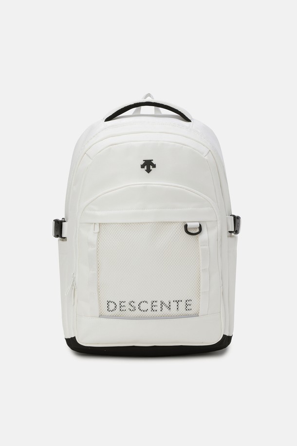 스텝업 미니 백팩 (20L) 아이보리 SR123UBP11은 일상, 여행, 아웃도어 활동에 적합한 남성용 백팩입니다. 20L의 넉넉한 수납공간과 미디엄 사이즈로 실용성을 높였으며, 캐주얼, 미니멀, 시티보이 스타일을 연출하기 좋습니다. 무지 디자인에 아이보리, 블랙 컬러로 출시되어 다양한 스타일에 매치하기 용이합니다. 나일론과 폴리에스터 소재를 사용하여 내구성을 높였으며, 방수 및 생활 방수 기능을 제공하여 궂은 날씨에도 안심하고 사용할 수 있습니다. 노트북 수납공간, 메쉬 포켓, 사이드 포켓, 숨겨진 백패널 포켓, 체스트 벨트, D링 부착 등의 디테일로 편의성을 더했습니다.
