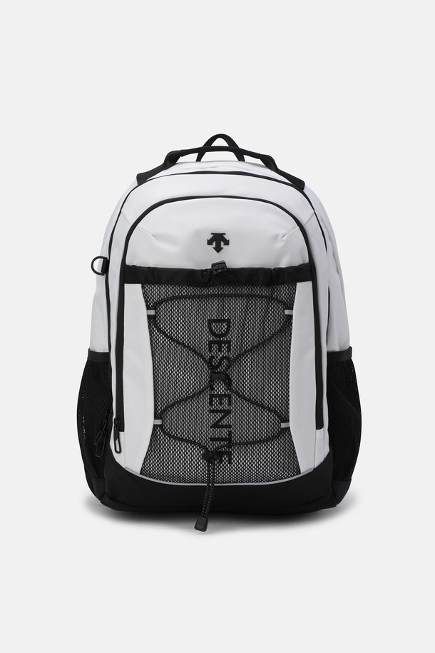 무브 미니 백팩 (23L) 화이트 SR123UBP12는 미니멀, 캐주얼, 시티보이 스타일을 위한 남성용 백팩입니다. 23L 용량으로, 일상 및 여행에 적합하며 방수 기능을 갖춰 실용성을 더했습니다. 화이트와 블랙 두 가지 색상으로 출시되었으며, 튼튼한 나일론과 폴리에스터 소재를 사용하여 제작되었습니다. 노트북 수납공간, 전면 메쉬 포켓, 우산 수납 사이드 포켓, 숨겨진 백패널 포켓 등 다양한 수납 기능을 제공합니다. 사각형 디자인에 지퍼형 잠금 방식, D링 부착 및 체스트 벨트로 편의성을 높였습니다. 
