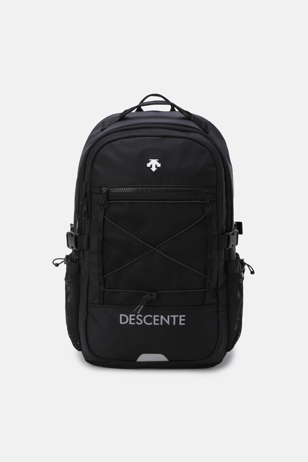 무브 백팩 (26L) 블랙 SR123UBP13은 미니멀, 캐주얼, 시티보이 스타일을 추구하는 남성들을 위한 백팩입니다. 나일론과 폴리에스터 혼방 소재로 제작되어 튼튼하며, 26L의 넉넉한 수납공간을 제공하여 일상과 여행 등 다양한 용도로 활용 가능합니다. 15인치 노트북 수납 공간, 전면 메쉬 포켓, 숨겨진 백패널 포켓, 우산 수납 사이드 포켓 등 실용적인 기능이 돋보입니다. 방수 기능, 재귀반사 디테일, 체스트벨트, 안전 호루라기, D링 액세서리 마운트 등 안전하고 편리한 사용을 위한 기능도 갖추었습니다. 블랙과 그레이 컬러로 출시되어 어떤 스타일에도 쉽게 매치할 수 있습니다.
