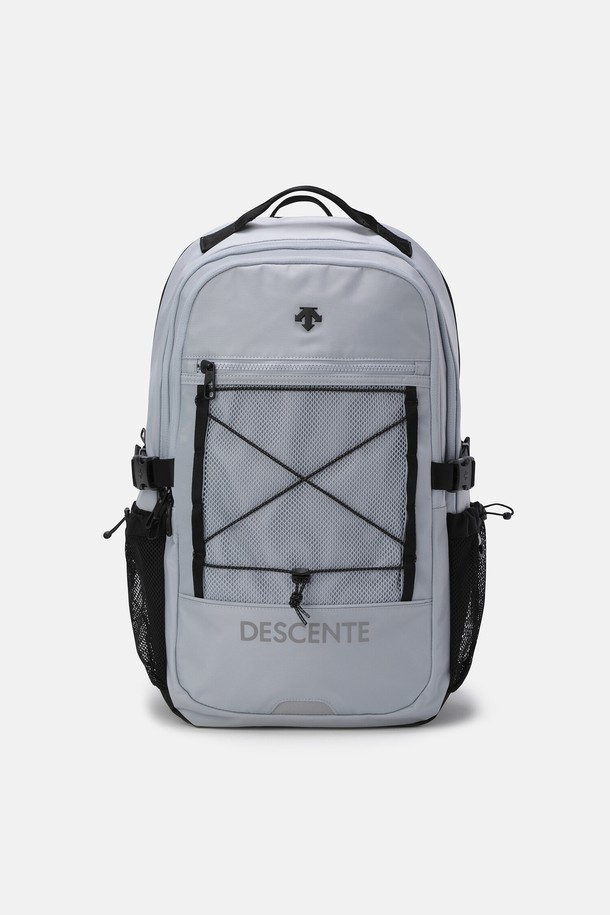 무브 백팩 (26L) 그레이 SR123UBP13은 미니멀, 캐주얼, 시티보이 스타일을 추구하는 남성들을 위한 백팩입니다. 26L의 넉넉한 수납공간과 15인치 노트북 수납 공간을 제공하여 일상 및 여행에 적합합니다. 방수 기능과 함께 전면 메쉬 포켓, 측면 우산 수납 포켓, 숨겨진 백패널 포켓 등 실용적인 디테일이 돋보입니다. 안전 호루라기, D링 부착, 접이식 패드, 캐리어 결합 기능과 재귀반사, 항균, 소취 기능으로 편의성과 안전성을 높였습니다. 그레이와 블랙 두 가지 색상으로 출시되었으며, 지퍼형 잠금 방식으로 내용물을 안전하게 보호합니다.
