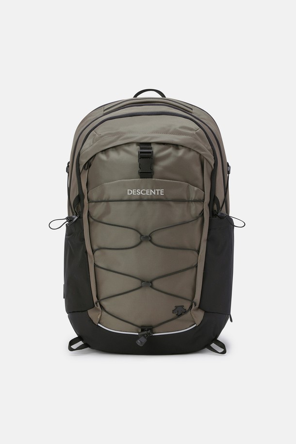 플로우 백팩 (26+5L) 브라운 SR123UBP14는 남성을 위해 디자인된 미디엄 사이즈 백팩입니다. 브라운, 블랙, 스카이블루 세 가지 색상으로 출시되었으며, 나일론과 폴리에스터 소재를 사용하여 내구성과 방수 기능을 갖췄습니다. 사각형 모양에 버클 디자인이 특징이며, 26L에서 최대 31L까지 확장 가능하여 넉넉한 수납공간을 제공합니다. 노트북 수납, 체스트 벨트, 숨겨진 백패널 포켓, 우산 수납 사이드 포켓, 캐리어 결합 시스템 등 다양한 기능으로 출근룩, 비즈니스 캐주얼, 여행룩 등 다용도로 활용 가능하며 미니멀, 클래식, 캐주얼 스타일을 연출하기 좋습니다.
