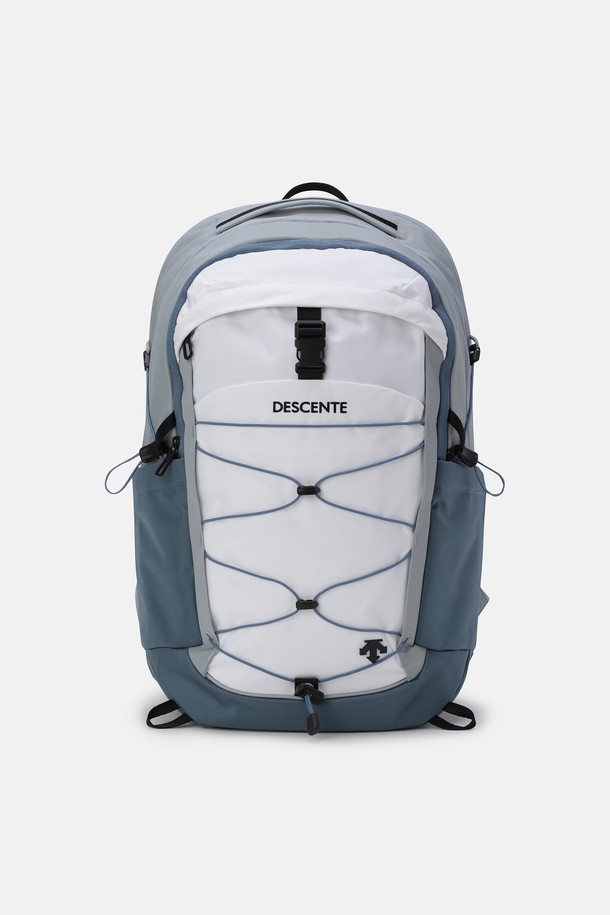 플로우 백팩 (26+5L) 스카이 블루 SR123UBP14는 일상, 여행, 출근 등 다양한 TPO(Time, Place, Occasion)에 어울리는 백팩입니다. 캐주얼, 미니멀, 시티보이 스타일을 위한 디자인으로, 넉넉한 26L 기본 용량에 5L 확장 기능까지 갖춰 수납력을 높였습니다. 스카이 블루, 블랙, 브라운 세 가지 색상으로 출시되었으며, 튼튼한 나일론과 폴리에스터 소재를 사용하여 제작되었습니다. 방수, 발수 기능은 물론, 노트북 수납공간, 체스트벨트, 숨겨진 백패널 포켓, D링, 우산 수납공간, 항균 안감 등 실용적인 기능들을 더했습니다. 버클과 스트랩 디테일, 사각 형태의 디자인으로 세련된 멋을 더한 미디엄 사이즈 백팩입니다.
