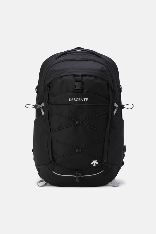 플로우 백팩 (26+5L) 블랙 SR123UBP14는 남성을 위한 라지 사이즈 백팩입니다. 나일론과 폴리에스터 소재로 제작되었으며, 블랙, 브라운, 스카이블루 3가지 색상으로 출시되었습니다. 26+5L 용량으로, 일상, 여행, 하이킹 등 다양한 용도로 활용 가능합니다. 사각형 디자인에 버클과 체스트벨트가 돋보이며, 방수, 발수 기능과 함께 노트북 수납공간, 숨겨진 백패널 포켓, 우산 수납 사이드 포켓, 확장 기능, 항균 안감, 탈부착 가능한 프론트 스트랩 등 실용적인 특징을 갖췄습니다. 캐주얼, 미니멀, 고프코어 스타일과 여행룩, 등산룩에 잘 어울리는 아이템입니다.
