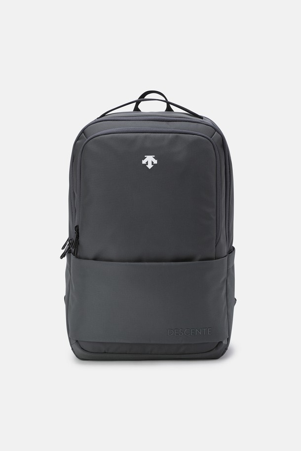 시티베이직 백팩 (22L) 다크 그레이 SR123UBP17은 일상과 여행 모두에 적합한 남성용 백팩입니다. 다크 그레이와 블랙 두 가지 색상으로 제공되며, 나일론과 폴리에스터 소재를 사용하여 튼튼하고 가볍습니다. 22L의 넉넉한 용량으로 15인치 노트북 수납이 가능하며, 다양한 수납공간과 생활 방수 기능을 갖춰 실용성을 높였습니다. 숄더 스트랩 히든 포켓, 백패널 히든 포켓, 카드 지퍼 포켓 등 수납 특화 디자인과, 캐리어 결착 스트랩, D링 액세서리 홀더, 스크래치 및 오염 방지 기능으로 편리함을 더했습니다. 미니멀, 캐주얼, 시티보이 스타일의 여행룩, 출근룩에 매치하기 좋습니다.
