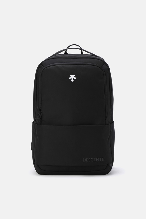 시티베이직 백팩 (22L) 블랙 SR123UBP17은 일상과 여행에 모두 적합한 남성용 백팩입니다. 미디엄 사이즈의 사각 디자인으로, 블랙과 다크그레이 두 가지 색상으로 제공됩니다. 15인치 노트북 수납이 가능하며, 생활 방수, 항균, 소취 기능을 갖춰 실용성을 높였습니다. 우산 보관용 사이드 포켓, 캐리어 거치 스트랩, 어깨 스트랩 내 히든 포켓, 카드 지퍼 포켓, D링 소지품 거치대 등 다양한 수납 기능을 제공합니다. 나일론과 폴리에스터 소재로 제작되어 스크래치 및 오염에 강하며, 미니멀, 캐주얼, 시티보이 스타일을 연출하기 좋습니다.
