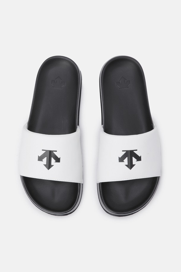 아이싱 나스 슬라이드 블랙 화이트 SR123LSD11은 편안함과 스타일을 동시에 잡은 남성용 슬라이드입니다. 블랙과 화이트 두 가지 색상으로 출시되어 어떤 여름 옷차림에도 잘 어울립니다. 합성가죽, 폴리에스터, 폴리우레탄 등 튼튼한 소재로 제작되었으며, 3cm 굽과 플랫 형태의 밑창으로 안정적인 착용감을 제공합니다. 미니멀한 디자인에 로고 패턴으로 포인트를 주었으며, 쿠션 풋베드와 경량(183g) 설계로 하루 종일 편안하게 신을 수 있습니다. 휴가룩, 리조트룩, 캐주얼, 미니멀, 리조트 스타일을 즐기는 분들께 추천합니다.
