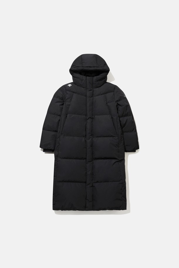 캐논 롱 덕 다운 재킷 블랙 SP323XDJ92는 남녀 모두 착용 가능한 겨울용 다운 재킷입니다. 롱 기장과 레귤러핏으로 스포티하고 캐주얼한 스타일을 연출하며, 등산룩, 캠핑룩, 일상복으로 활용 가능합니다. RDS 인증 오리털 충전재(80:20)와 발수 처리된 폴리에스터, 나일론, 오리털 혼방 소재로 제작되어 보온성과 방수 기능을 제공합니다. 목과 플래킷 부분의 플리스 안감, 히든 스냅 플래킷, 지퍼 내부 포켓, 핸드 포켓, 이너 커프스 등의 디테일이 돋보이며, 재귀 반사 기능을 더해 안전성을 높였습니다. 
