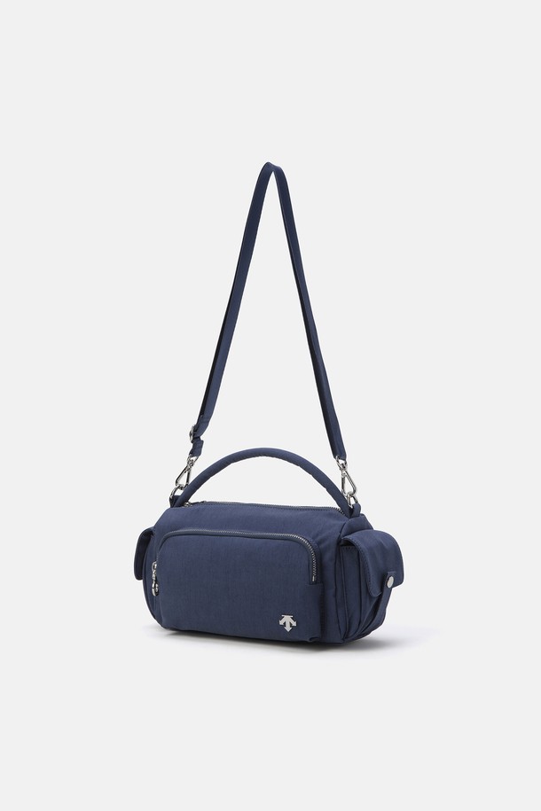 우먼스 스몰 2WAY 실린더백 블루 SR122UBG14는 여성용 스몰 사이즈 실린더백입니다. 나일론, 면, 폴리에스터, 스판덱스 등의 혼방 소재로 제작되어 가볍고 내구성이 뛰어나며, 무지 디자인에 메탈 지퍼와 로고 장식으로 포인트를 더했습니다. 토트백과 크로스백으로 활용 가능한 2WAY 스타일이며, 탈부착 가능한 크로스 스트랩이 있어 편리합니다. 일상생활에서 활용하기 좋은 디자인으로, 외부 사이드 포켓이 있어 수납성을 높였습니다. 색상은 블루와 블랙 두 가지로 출시되었습니다.
