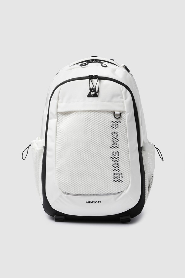 에어플로트 백팩(28L) - 크림 QR123ABP11은 여성용 백팩으로, 미니멀, 캐주얼, 클래식 스타일의 여행룩에 잘 어울립니다. 크림색상의 무지 디자인에 나일론과 폴리에스터 소재를 사용하여 튼튼하고, 가로 33cm, 세로 48cm, 폭 16cm 크기에 28L의 넉넉한 수납공간을 제공하는 라지 사이즈의 대용량 백팩입니다. 지퍼형 잠금 방식으로 내용물을 안전하게 보호하며, 일상 및 여행 시 편리하게 사용 가능합니다. 무게는 874g입니다.
