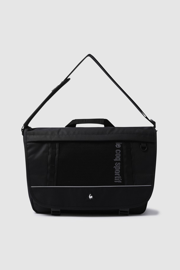 에어플로트 메신저백 - 블랙 QR123ABG11은 15L 용량의 미디엄 사이즈 메신저백입니다. 17인치 노트북과 태블릿 수납이 가능하며, 튼튼한 내구성을 위해 ROBIC-AIR 소재와 CREORA 나일론을 사용하여 제작되었습니다. 무지 블랙 컬러에 재귀반사 디테일이 더해져 야간 활동 시 안전성을 높였습니다. 미니멀, 캐주얼, 시티보이 스타일을 추구하는 남녀공용 가방으로, 지퍼형 잠금 방식과 사각 형태의 디자인이 특징입니다. 일상생활과 야간 활동에 적합한 실용적인 가방입니다.
