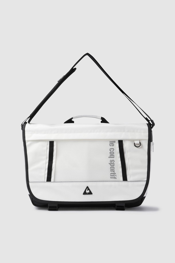 에어플로트 메신저백 - 크림 QR123ABG11은 15L 용량의 미디엄 사이즈 메신저백입니다. ROBC-AIR 소재와 CREORA Nylon HYOSUNG 기술을 적용하여 고강도 내구성을 갖췄으며, 찢어짐을 방지합니다. 17인치 노트북과 태블릿을 안전하게 수납할 수 있으며, 지퍼형 잠금 방식으로 내용물을 보호합니다. 크림과 블랙 두 가지 색상으로 출시되었으며, 무지 디자인에 재귀반사 디테일이 돋보입니다. 일상과 여행 등 다양한 TPO(Time, Place, Occasion)에 활용 가능한 미니멀, 캐주얼, 시티보이 스타일의 가방입니다.
