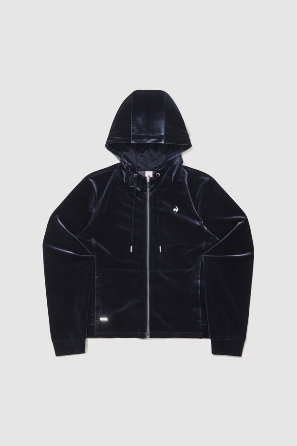 네이비 컬러의 여성 얼리스프링 슬림핏 벨벳 후드 집업 QR122OFT15입니다. 부드러운 촉감의 벨벳, 폴리에스테르, 폴리우레탄 혼방 소재로 제작되어 봄 시즌에 적합하며, 보온성을 제공합니다. 슬림핏 디자인과 크롭 기장으로 여성스러운 실루엣을 연출하며, 캐주얼 및 스포티한 스타일을 모두 소화할 수 있습니다. 은은한 광택감과 체형을 잡아주는 패턴, 투톤 컬러 배색이 특징이며, 긴 소매와 집업 스타일로 편안하게 착용 가능합니다. 일상복으로 활용하기 좋은 아이템입니다.
