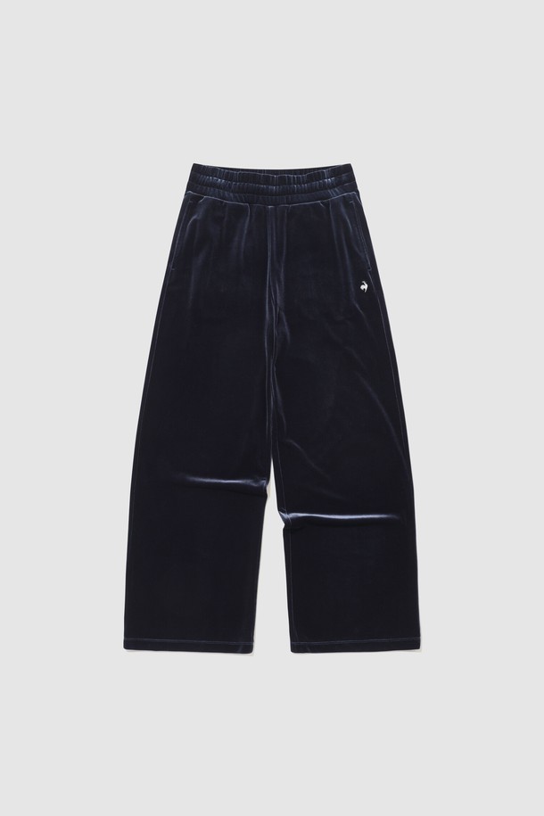 여성 얼리스프링 와이드핏 벨벳 팬츠 - 네이비 QR122OFP15는 부드러운 촉감의 벨벳 소재와 은은한 광택감이 돋보이는 바지입니다. 엉덩이 라인을 잡아주는 디자인과 스트레치 소재로 편안한 착용감을 선사하며, 보온성이 뛰어나 봄철 출근룩과 모임룩에 활용하기 좋습니다. 베이직한 스타일로 클래식, 미니멀, 캐주얼 룩 모두 소화 가능하며, 네이비와 그레이 두 가지 컬러로 만나볼 수 있습니다. 와이드핏 디자인으로 다리가 길어 보이는 효과를 주며, 로고 자수 디테일이 은은하게 포인트를 더합니다. 두께감 있는 소재로 지금부터 봄까지 따뜻하게 즐길 수 있습니다.
