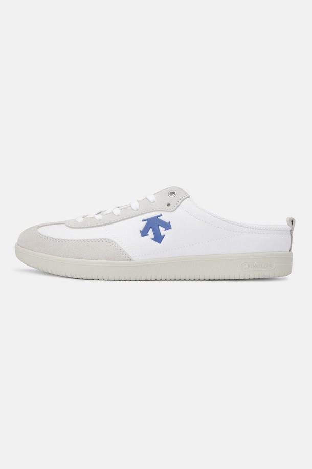 "엣지 코트 뮬 화이트 SR123LSN15"는 남성용 뮬 슈즈로, 산책룩과 여행룩에 어울리는 미니멀, 캐주얼, 클래식 스타일의 신발입니다. 화이트와 그레이 두 가지 컬러로 출시되었으며, 천연가죽, 면, 폴리에스터를 주요 소재로 사용하여 편안함을 더했습니다. 2.5cm 굽 높이의 플랫 굽과 캔버스 소재, 플라우드 인솔이 특징이며, 무게는 276g입니다. 무지 패턴의 디자인으로 다양한 스타일에 매치하기 용이하며, 봄, 여름 계절에 착용하기 좋습니다.
