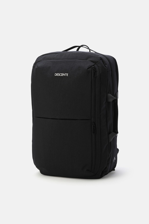 트래블 2WAY 백팩 (38L) 블랙 SR123UBP16은 남성 고객을 위한 가방으로, 출근룩, 여행룩, 비즈니스 캐주얼에 적합한 디자인입니다. 38L의 넉넉한 수납공간과 사각 형태, 무지 및 로고 패턴이 특징이며, 나일론과 폴리에스터 소재를 사용하여 내구성을 높였습니다. 2WAY 사용이 가능하며, 노트북 수납, 체스트 벨트, 경량 설계, 캐리어형 내부 구성 등으로 편리성을 더했습니다. 와샤 워싱 가공으로 자연스러운 멋을 살린 블랙 컬러 백팩입니다.
