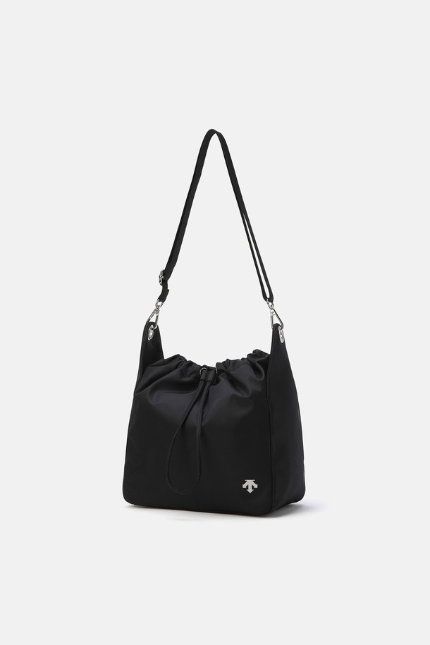 블랙 색상의 여성용 버킷백 SR122UBG15입니다. 미디엄 사이즈로, 나일론과 폴리에스테르 소재를 사용하여 제작되었습니다. 무지 디자인에 스트랩 디테일이 돋보이며, 토트백, 숄더백, 크로스백으로 다양하게 연출 가능합니다. 내부 오거나이저와 물통 수납 기능을 갖추어 실용성을 더했으며, 조임용 끈으로 간편하게 잠글 수 있습니다. 출근룩, 여행룩, 모임룩 등 어떤 TPO에도 미니멀, 클래식, 캐주얼 스타일로 폭넓게 활용하기 좋습니다.
