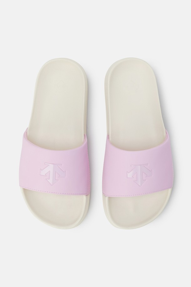 "아이싱 나스 슬라이드 화이트 핑크 SR123LSD11"은 남성용 샌들/슬라이드입니다. 여름철 일상, 휴가, 리조트룩에 어울리는 아이템으로, 캐주얼, 미니멀, 리조트 스타일을 연출하기 좋습니다. 블랙, 화이트, 블루, 핑크 4가지 컬러로 출시되었으며, 오픈토 디자인과 슬립온 형태로 편안하게 착용 가능합니다. 합성가죽과 파일론 소재를 사용하여 가볍고 쿠션감 있는 착화감을 제공하며, 굽 높이는 3cm입니다. 발등 부분에 로고 패턴이 있으며, 안감은 폴리에스테르와 폴리우레탄을 사용했습니다.
