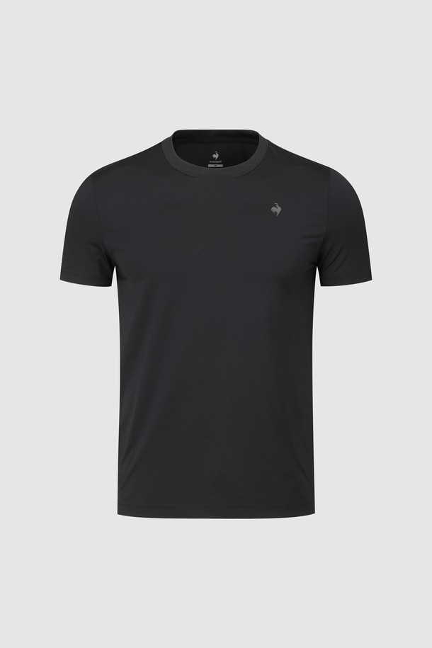 유니 기능성 반팔티 - 블랙 QR123ERS12는 남녀 모두 착용 가능한 유니섹스 디자인의 반팔 티셔츠입니다. 블랙 컬러의 무지 디자인으로, 여름철 운동, 스포츠, 일상생활에서 폭넓게 활용할 수 있습니다. 레귤러핏 라운드넥 스타일로, 폴리에스터, 폴리우레탄, 폴리스판 혼방 소재를 사용하여 부드러운 촉감과 시원함을 제공합니다. 냉감, 속건, 신축성, 흡습 기능이 있어 쾌적한 착용감을 선사하며, 피트니스룩, 스포티, 미니멀, 캐주얼 스타일을 연출하기에 좋습니다. 두께는 얇은 편입니다.
