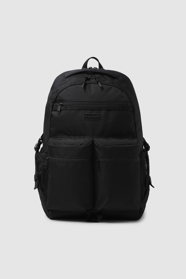 엔듀릭스 백팩(26L) - 블랙 QR123ABP13은 출근룩, 여행룩, 비즈니스 캐주얼에 잘 어울리는 백팩입니다. 미니멀, 클래식, 캐주얼 스타일을 모두 소화하며, 넉넉한 26L 용량으로 라지 사이즈의 수납 공간을 제공합니다. 블랙 컬러의 무지 디자인에 로고 포인트가 더해져 심플하면서도 세련된 느낌을 줍니다. 폴리에스테르와 코듀라 소재를 사용하여 내구성이 뛰어나며, 노트북 수납, 경량, 통기 기능으로 실용성을 높였습니다. 아코디언 수납, 분리 수납, 캐리어 슬리브, 체스트 벨트, 등판 에어매쉬 등의 다양한 특징을 갖춘 지퍼형 백팩입니다.
