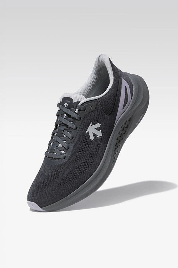 런 스텝 그레이 SR113RRN18 런닝화는 남성용 런닝화로, 그레이, 블랙, 화이트, 베이지 등 다채로운 컬러로 출시되었습니다.  러닝, 워킹, 일상생활에서 폭넓게 활용 가능하며, 사계절 내내 착용할 수 있습니다. 라운드 토우 디자인에 폴리에스테르, 합성고무, 메쉬 소재를 사용하여 편안함과 내구성을 동시에 제공합니다.  3.5cm 굽높이와  Z-FOAM 미드솔을 통해 쿠셔닝, 경량성, 통기성, 반발력을 강화하여 활동성을 높였으며,  레이스업 여밈과 로우탑 디자인으로 안정적인 착용감을 선사합니다.  캐주얼, 스포티, 미니멀 스타일의 러닝룩을 연출하기에 적합합니다.
