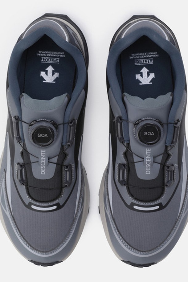 퓨텍트 보아 V2 그레이(SQ123LCR16)는 여성용 운동화로, 스포츠, 운동, 일상에서 활용하기 좋습니다. 그레이, 블랙, 화이트 세 가지 색상으로 출시되었으며, 사계절 모두 착용 가능합니다. 라운드 앞코 디자인에 폴리에스터, 합성가죽, 나일론 소재를 사용하여 편안함과 내구성을 높였습니다. 굽 높이는 4cm 플랫 타입이며, BOA 다이얼 방식의 신발 여밈으로 착탈이 용이합니다. 슬립 방지, 미끄럼 방지 기능과 파워 그립 기술을 적용하여 안정적인 착용감을 제공하며, 경량(357g/270mm 기준)으로 활동성을 높였습니다.
