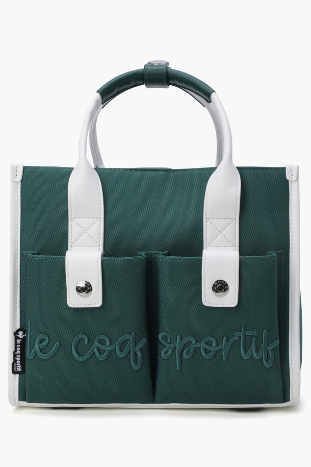 여성 캔버스 스퀘어 토트백 (GQ122LBG23)은 캐주얼, 스포티, 미니멀 스타일을 추구하는 여성들을 위한 가방입니다. 폴리에스터와 폴리우레탄 소재로 제작되었으며, 블랙(BLCK)과 그린(GREN) 두 가지 색상으로 제공됩니다. 미디엄 사이즈의 무지 디자인이며, 수납 기능을 갖춘 오픈형 가방으로, 골프 및 일상 용도로 활용 가능합니다. 가로 27cm, 세로 22cm, 폭 13cm, 중량 550g이며, 캔버스 소재의 사각 토트백으로 골프룩에 포인트를 더합니다.
