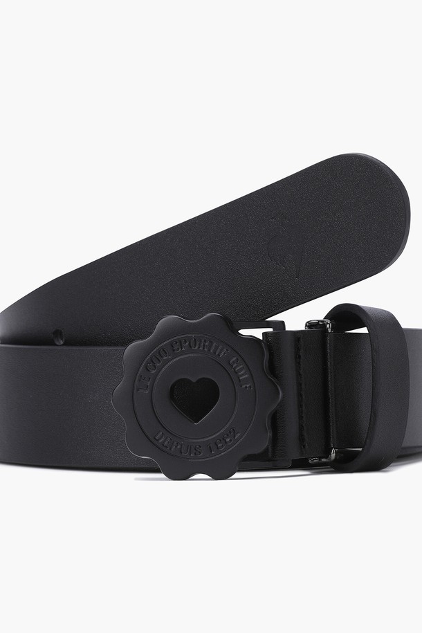 여성 하트 버클 벨트 (GQ122LBE11)는 데이트룩, 쇼핑룩에 어울리는 액세서리입니다. 미니멀, 클래식, 캐주얼 스타일을 즐겨 입는 여성분들께 추천합니다. 블랙(BLCK), 화이트(WHTE) 두 가지 색상으로 출시되었으며, 천연 소가죽과 합성 가죽을 사용하여 제작되었습니다. 하트 버클 디자인이 특징이며, 폭 3cm, 총길이 114cm(버클 포함)로 제작되었습니다. 일상에서 활용하기 좋으며, 오염, 수분, 땀에 노출되지 않도록 주의하여 관리해주세요.
