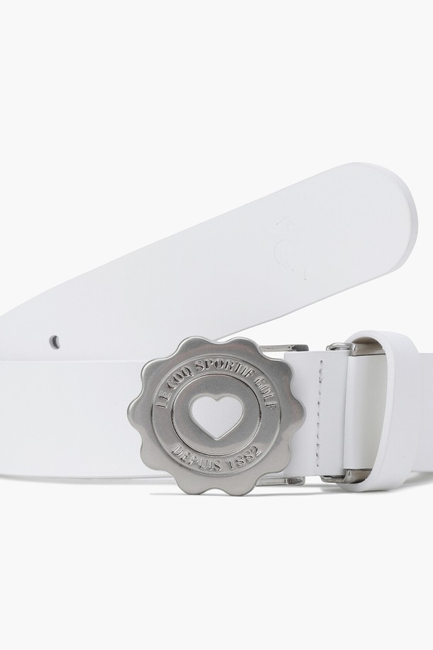 여성 하트 버클 벨트 (GQ122LBE11)는 클래식하고 미니멀한 스타일을 추구하는 골프룩을 위한 벨트입니다. 블랙(BLCK)과 화이트(WHTE) 두 가지 색상으로 출시되었으며, 소가죽과 합성가죽 소재를 사용하여 제작되었습니다. 폭 3cm, 총길이 114cm(버클 포함)이며, 하트 버클 장식이 포인트입니다. 한국에서 제조되었으며, 데상트코리아(주)에서 생산합니다. 버클 방식으로 간편하게 착용할 수 있습니다.
