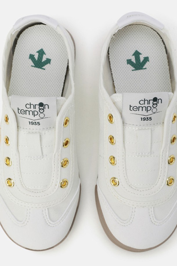 영애슬릿 크론 슬립온 크림(SQ12JLSN31)은 유아동을 위한 슬립온 제품입니다. 부드러운 크림, 블랙, 화이트 3가지 색상으로 출시되었으며, 일상 및 스포츠 활동에 적합합니다. 가볍고 편안한 착용감을 위해 캔버스 갑피, 이중 경도 EVA 미드솔, 면 안감, 합성고무 아웃솔을 사용했습니다. 플랫 굽에 무지 디자인으로 캐주얼, 미니멀, 스포티한 스타일을 연출하며, 동네 마실룩, 산책룩에 잘 어울립니다. 굽 높이는 1cm이며, 슬립온 타입으로 신고 벗기 편리합니다.
