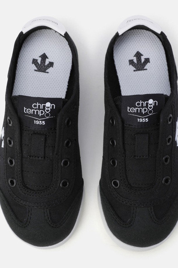 영애슬릿 크론 슬립온 블랙(SQ12JLSN31)은 유아동을 위한 캐주얼하고 미니멀한 스타일의 슬립온입니다. 블랙, 화이트, 크림 세 가지 색상으로 출시되었으며, 사계절 내내 활용 가능합니다. 캔버스 소재 갑피와 면 안감으로 편안한 착용감을 제공하며, 1cm 굽 높이의 플랫 디자인입니다. 경량성을 갖추고 있으며, 이중 경도 EVA 미드솔로 제작되어 발의 피로도를 최소화합니다. 가벼운 산책이나 동네 마실룩에 적합한 디자인입니다.
