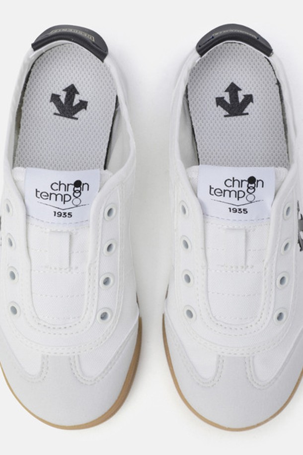 영애슬릿 크론 슬립온 화이트(SQ12JLSN31)는 유아동을 위한 슬립온 슈즈입니다. 화이트, 블랙, 크림 세 가지 색상으로 출시되어 다양한 코디에 활용하기 좋으며, 봄, 여름, 가을 계절에 적합합니다. 폴리에스터, 합성가죽, EVA, 합성고무 등 튼튼한 소재로 제작되었으며, 가볍고 편안한 착용감을 제공합니다. 일상, 동네 마실, 산책, 봄 소풍 등 다양한 TPO에 캐주얼, 미니멀, 스포티한 스타일로 연출할 수 있습니다. 무게는 209g이며, 1cm 굽 높이의 플랫 디자인으로 활동성을 높였습니다.
