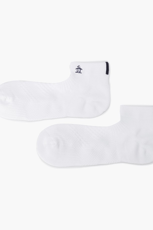 남성 서포트 L자형 앵클 삭스 화이트(MQ111MSO21)는 골프 및 일상 활동에 적합한 남성용 양말입니다. L자형 디자인과 인체공학적 구조가 발을 편안하게 감싸주며, 앵클 길이로 제작되어 활동성을 높였습니다. 부드러운 바닥 파일과 적당한 두께감으로 우수한 착용감을 제공하며, 사계절 내내 활용 가능합니다. 무지 디자인에 화이트 및 네이비 컬러로 출시되어 미니멀, 캐주얼, 스포티한 스타일을 연출하기 좋습니다. 면, 나일론, 아크릴, 폴리에스터, 폴리우레탄 등 다양한 소재를 사용하여 내구성과 기능성을 동시에 갖췄습니다.
