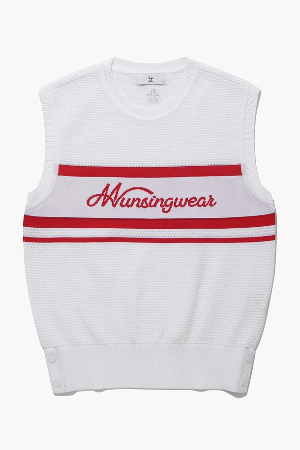 여성 썸머 니트 베스트 화이트(MQ222LKV42)는 여름 시즌에 시원하게 착용할 수 있는 여성용 니트 베스트입니다. 폴리에스터 소재로 제작되어 가볍고 얇은 두께감으로 편안한 착용감을 선사합니다. 라운드넥에 민소매 디자인으로 활동성을 높였으며, 스포티하면서도 캐주얼한 스트라이프 패턴이 돋보입니다. 골프 및 일상복으로 활용 가능하며, 레귤러 핏으로 안정적인 핏을 제공합니다. 특히 골프웨어 스타일로 디자인되어 필드 위에서도 스타일리시함을 놓치지 않습니다.
