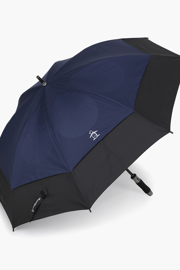 공용으로 사용 가능한 네이비, 블랙 색상의 70cm 사이즈 UV 차단 경량 장우산입니다. 폴리에스터 소재로 제작되어 가볍고, UV 차단 기능이 있어 일상생활에서 유용하게 사용 가능합니다. 우산 1개로 구성되어 있습니다.
