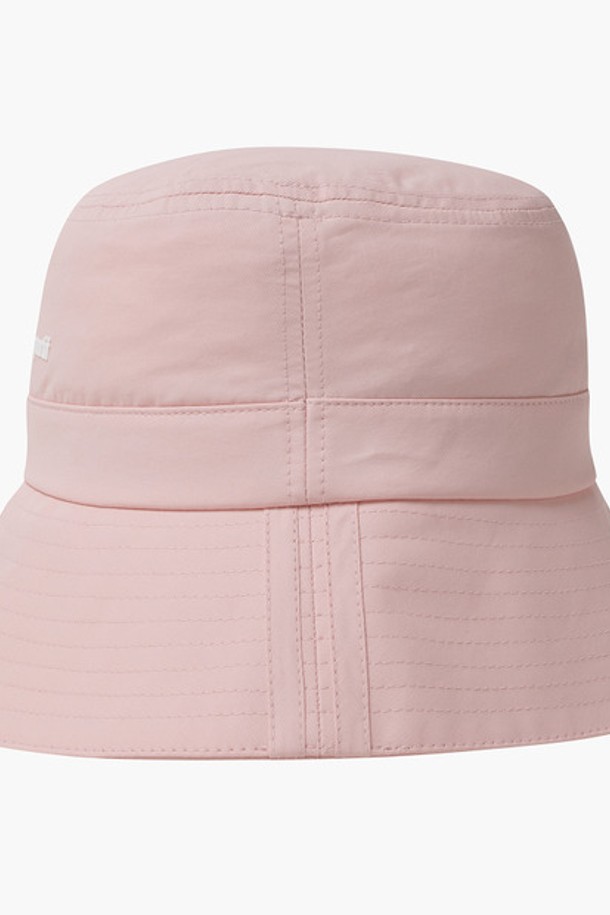 경량 나일론 소재의 버킷 햇입니다. 핑크, 베이지, 블랙 세 가지 색상으로 출시되어 데일리룩에 포인트를 줄 수 있습니다. 가볍고 얇은 두께감으로 봄, 여름 시즌에 착용하기 좋으며, 챙 길이 7.5cm로 햇빛을 효과적으로 가려줍니다. "QQ123ACP22" 로고 레터링이 디자인되어 있으며, 안팎으로 착용 가능한 양면 활용이 가능한 실용적인 아이템입니다. 캐주얼, 미니멀, 스트리트 스타일을 즐겨 입는 분들께 추천합니다.
