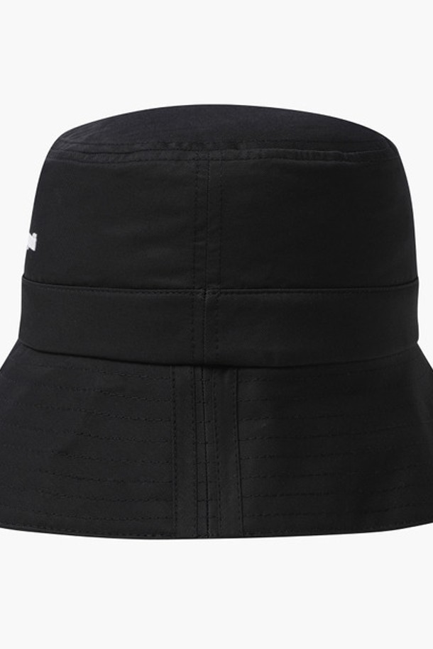 경량 나일론 버킷햇 - 블랙(QQ123ACP22)은 가볍고 편안한 착용감을 자랑하는 버킷햇입니다. 봄, 여름 시즌에 어울리는 경량 나일론 소재로 제작되었으며, 양면 착용이 가능하여 실용성을 높였습니다. 블랙, 베이지, 라이트 핑크 세 가지 색상으로 출시되어 다양한 스타일 연출이 가능합니다. 챙 넓이 7.5cm로 햇빛을 효과적으로 가려주며, 로고 프린트와 레터링 디자인으로 포인트를 더했습니다. 캐주얼, 미니멀, 시티보이 스타일을 즐기는 분들께 동네 마실룩, 산책룩, 여행룩 등 다양한 TPO에 맞춰 추천합니다.
