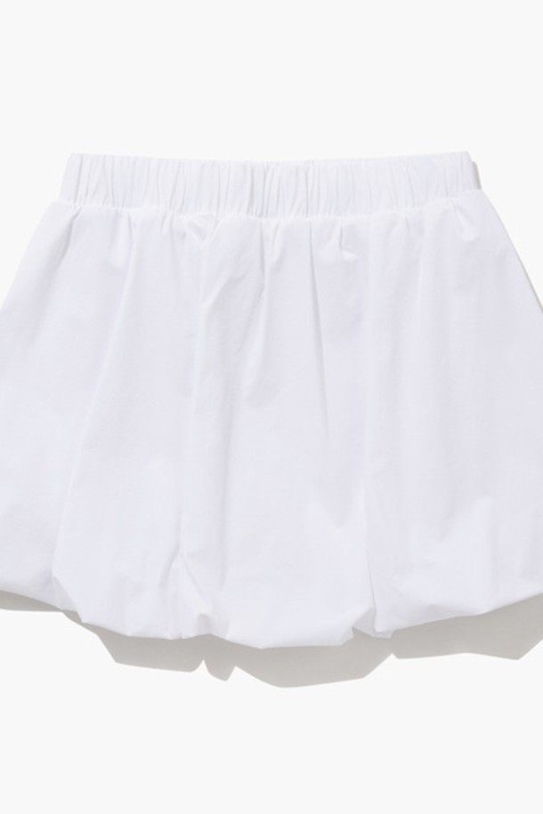 여성 버블 스커트(레깅스 내장) - 화이트는 테니스, 스포츠, 일상 등 다양한 상황에서 활용 가능한 플레어핏 스커트입니다. 부드러운 촉감의 나일론, 폴리우레탄, 폴리에스터 혼방 소재로 제작되어 봄, 여름 시즌에 시원하게 착용할 수 있습니다. 흡습, 속건, 냉감 기능을 갖춰 활동적인 움직임에도 쾌적함을 유지하며, 레깅스가 내장되어 편안함과 활동성을 동시에 제공합니다. 미니멀하고 스포티한 스타일로 피트니스룩 연출에 적합하며, 무지 디자인에 볼 포켓 디테일로 실용성을 더했습니다. 화이트 컬러로 어떤 상의와도 잘 어울려, 캐주얼한 코디에도 활용하기 좋습니다.
