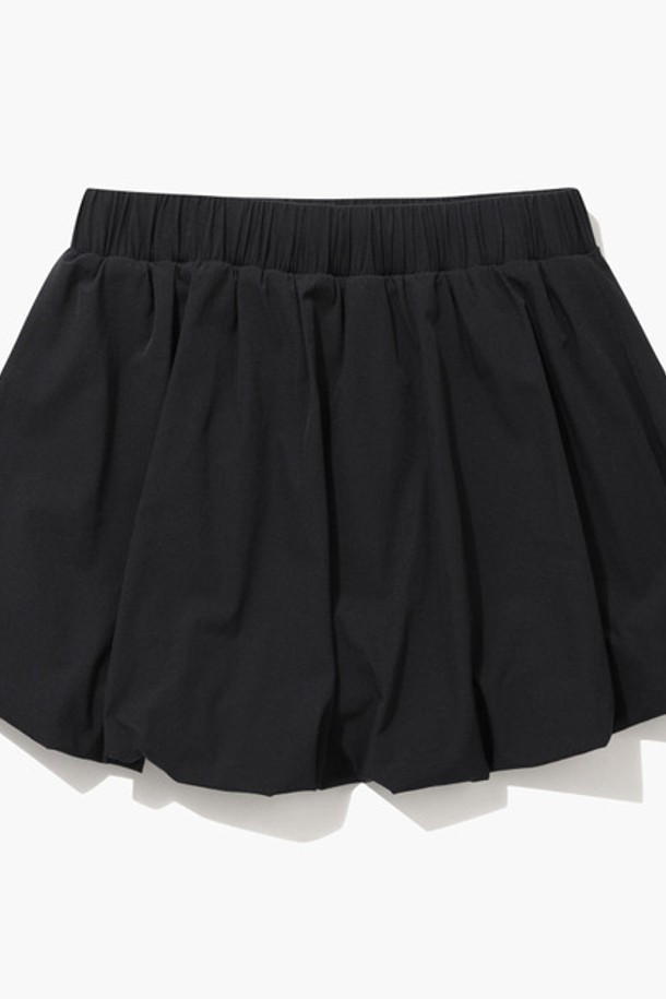 여성 버블 스커트(레깅스 내장) - 블랙(QQ222TSK53)은 테니스, 운동, 일상에서 활용하기 좋은 스포티한 스타일의 플레어 핏 스커트입니다. 봄, 여름 시즌에 적합하며, 얇고 부드러운 촉감의 나일론, 폴리우레탄, 폴리에스터 혼방 소재로 제작되었습니다. 흡습속건, 냉감, 신축성, 생활 방수 기능이 있어 쾌적한 착용감을 선사하며, 속바지 일체형으로 활동성을 높였습니다. 또한 볼주머니가 포함되어 있어 실용성을 더했습니다. 피트니스룩, 러닝룩, 캐주얼, 미니멀한 스타일을 연출하기에 좋습니다.
