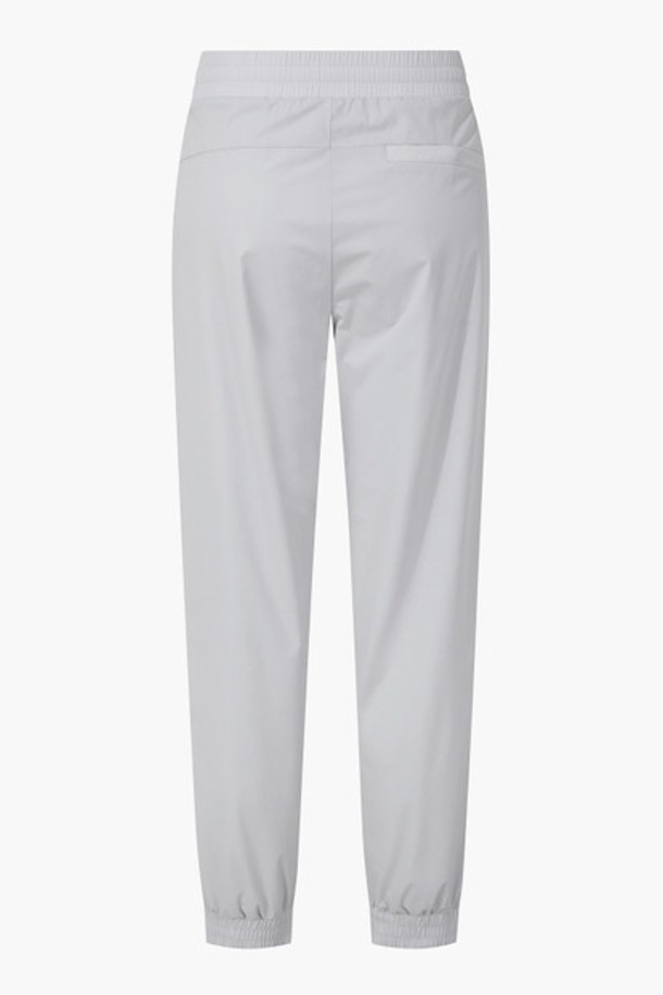 유니 르 아이스 레귤러핏 조거 팬츠 - 그레이(QQ223EPT41)는 남녀 공용으로 착용 가능한 여름용 조거 팬츠입니다. 얇고 부드러운 나일론, 폴리우레탄 혼방 소재로 제작되어 뛰어난 냉감, 신축성, 생활방수 기능을 제공하며 가볍게 활동하기 좋습니다. 레귤러핏과 조거핏의 편안한 착용감과 밴딩 허리 디자인으로 일상, 스포츠 활동에 모두 적합합니다. 무지 디자인에 곡선 디테일을 더해 스포티하면서도 캐주얼한 스타일을 연출하며, 셋업으로도 활용 가능합니다. 동네 마실룩, 여행룩, 피트니스룩 등 다양한 TPO에 맞춰 미니멀하게 연출해보세요.
