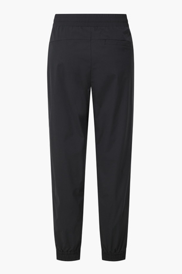 유니 르 아이스 레귤러핏 조거 팬츠 - 블랙(QQ223EPT41)는 시원한 착용감과 편안함을 제공하는 여름용 조거 팬츠입니다. 나일론과 폴리우레탄 혼방 소재로 제작되어 부드러운 촉감과 우수한 신축성을 자랑하며, 얇은 두께감으로 활동성을 높였습니다. 레귤러핏으로 편안하게 착용 가능하며, 허리 밴딩 처리로 안정감을 더했습니다. 냉감 기능과 생활 방수 기능으로 쾌적함을 유지하며, 스포티, 캐주얼, 미니멀 스타일을 모두 소화할 수 있어 동네 마실, 피트니스, 여행 등 다양한 TPO에 활용하기 좋습니다. 무지 디자인에 블랙 컬러로 어떤 상의와도 쉽게 매치할 수 있으며, 세트업 연출도 가능합니다.
