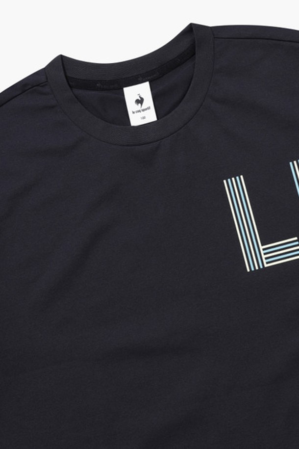 유니 듀얼플렉스 루즈핏 레터링 반팔 티셔츠 - 블랙(QQ223LRS43)는 남녀 모두 착용 가능한 반팔 티셔츠입니다. 부드러운 촉감의 폴리에스테르, 폴리우레탄 혼방 소재로 제작되어 흡습 및 속건 기능이 뛰어나 쾌적하게 착용할 수 있습니다. 라운드 넥에 루즈핏으로 편안한 착용감을 제공하며, 앞뒤 연결된 레터링 디자인이 특징입니다. 캐주얼, 스포티, 미니멀 스타일을 연출하기 좋으며, 봄, 여름 시즌 일상 및 캐주얼 용도로 활용하기 좋습니다. 블랙, 화이트, 블루 세 가지 색상으로 만나보세요.
