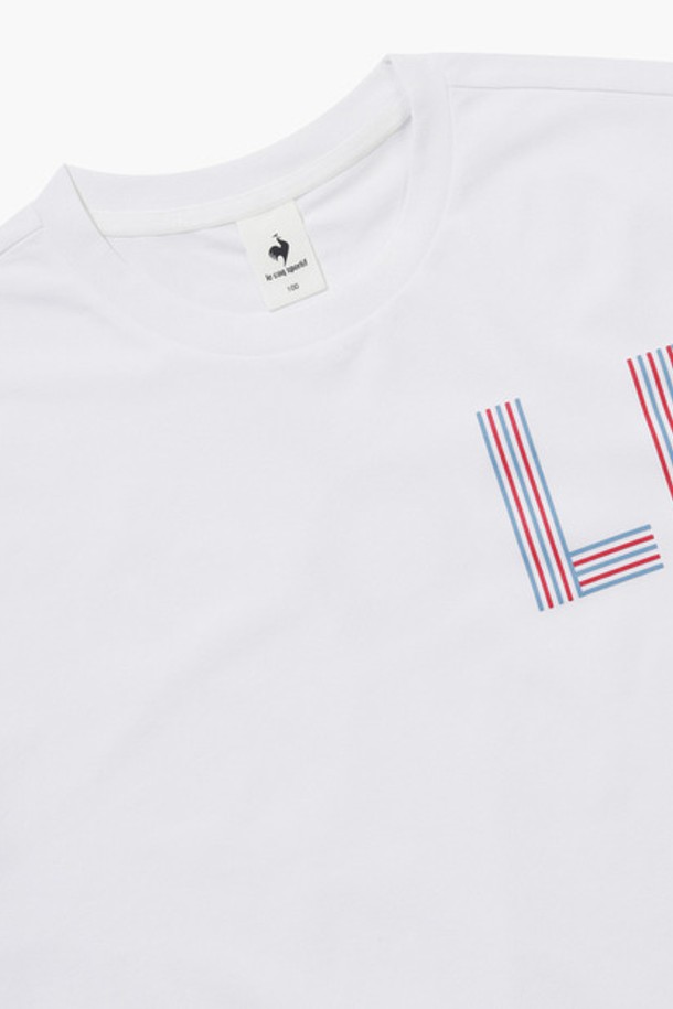 유니 듀얼플렉스 루즈핏 레터링 반팔 티셔츠 - 화이트(QQ223LRS43)는 남녀 모두 착용 가능한 유니섹스 디자인의 티셔츠입니다. 듀얼플렉스 소재를 사용하여 흡습 및 속건 기능이 뛰어나 쾌적한 착용감을 제공하며, 일상생활뿐만 아니라 스포츠 활동 시에도 적합합니다. 라운드넥에 루즈핏으로 편안한 착용감을 선사하며, 봄, 여름 시즌에 얇게 입기 좋습니다. 화이트, 블랙, 블루 3가지 컬러로 출시되었으며, 레터링 패턴으로 스포티하면서도 캐주얼한 스타일을 연출할 수 있습니다. 부드러운 촉감으로 편안하게 즐길 수 있는 티셔츠입니다.
