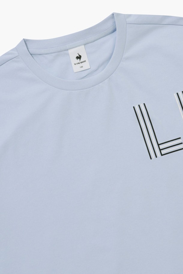 유니 듀얼플렉스 루즈핏 레터링 반팔 티셔츠 - 블루(QQ223LRS43)는 남녀 모두 착용 가능한 반팔 티셔츠입니다. 봄, 여름 시즌에 적합하며, 일상 및 스포츠 활동 시 편안하게 착용할 수 있습니다. 듀얼플렉스 소재를 사용하여 신축성이 뛰어나고 부드러운 촉감을 제공하며, 흡습 및 속건 기능으로 쾌적함을 유지해줍니다. 루즈핏 디자인에 레터링 패턴이 더해져 스포티하면서도 캐주얼한 스타일을 연출합니다. 라운드넥에 얇은 두께로 제작되어 활동성을 높였습니다.
