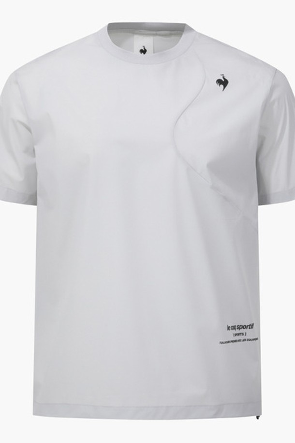 유니 르 아이스 루즈핏 반팔 피스테 - 그레이(QQ223EWT41)는 시원한 착용감의 나일론, 폴리우레탄 혼방 소재로 제작된 반소매 티셔츠입니다. 얇은 두께감과 루즈핏으로 편안한 착용감을 선사하며, 라운드넥 디자인으로 캐주얼하면서도 스포티한 무드를 연출합니다. 냉감 기능과 스트레치, 생활 방수 기능으로 활동성을 높였으며, 하단 스트링 조절이 가능하여 다양한 스타일을 연출할 수 있습니다. 일상, 스포츠 활동뿐만 아니라 휴가룩으로도 활용 가능하며, 셋업 착용이 가능하여 더욱 스타일리시하게 연출할 수 있습니다.
