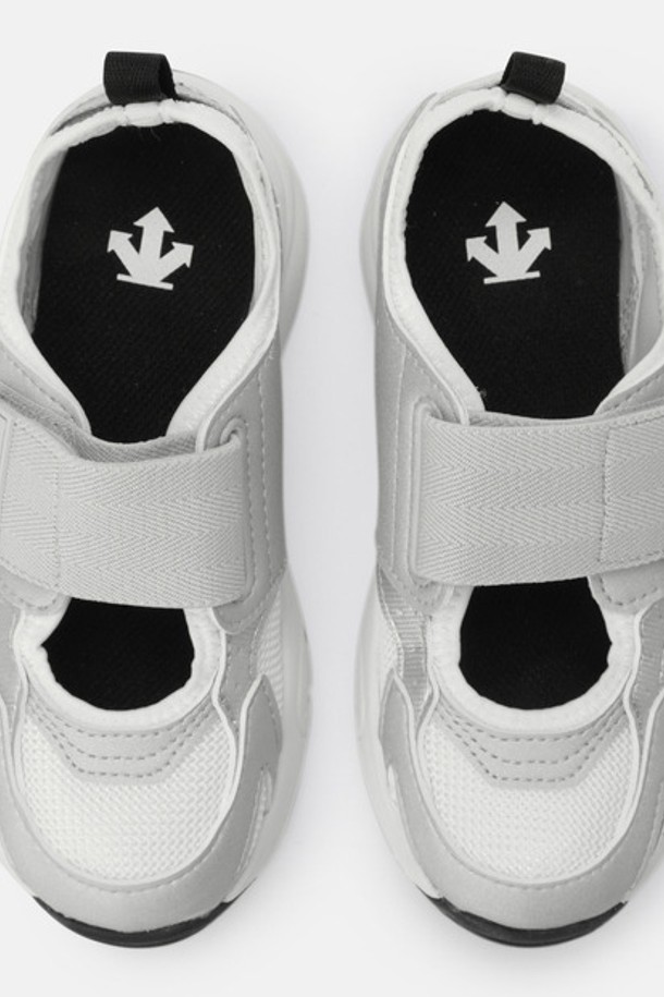 영애슬릿 스마일 스텝 실버(SQ12JLND31)는 유아동을 위한 실버 및 블랙 색상의 스포츠 샌들입니다. 봄, 여름철 스포츠 및 일상에서 편안하게 착용 가능하며, 4cm 굽높이와 벨크로 여밈으로 디자인되었습니다. 합성가죽, 폴리에스터, 메쉬 혼합 소재와 폴리에스터 안감을 사용하여 통기성을 강화했으며, 벨크로 스트랩 탈부착 기능과 발 안정성을 위한 토캠 포인트가 특징입니다.
