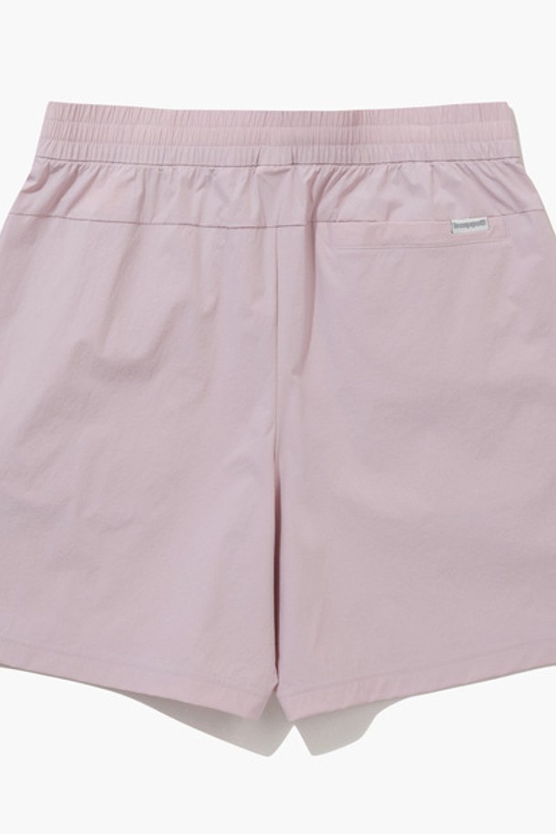 유니 씬플렉스 루즈핏 4부 숏팬츠 - 핑크(QQ223LHP51)는 시원하고 편안한 여름을 위한 필수템입니다. 나일론과 폴리우레탄 혼방 소재로 제작되어 부드러운 촉감과 뛰어난 통기성을 자랑하며, 얇은 두께감으로 한여름에도 쾌적하게 착용 가능합니다. 4부 기장의 루즈핏 디자인으로 활동성을 높였으며, 히든 밴딩과 스트링 조절 기능으로 편안한 착용감을 제공합니다. 흡습, 발수 기능과 쿨터치, 비침 방지 기능까지 갖춰 스포츠 활동은 물론, 여행, 휴가 등 다양한 TPO에 활용하기 좋습니다. 스포티, 캐주얼, 미니멀 스타일을 연출하기에 제격인 핑크 컬러의 숏팬츠입니다.
