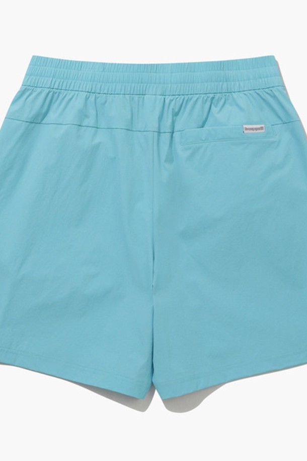 유니 씬플렉스 루즈핏 4부 숏팬츠 - 민트(QQ223LHP51)는 시원한 여름을 위한 필수템입니다. 가볍고 시원한 나일론, 폴리우레탄 혼방 소재로 제작되어 뛰어난 신축성과 냉감 기능을 제공합니다. 허리 히든 스트링과 비침 방지 기능으로 편안함과 스타일을 동시에 잡았으며, 얇은 두께감과 루즈핏으로 활동성을 높였습니다. 일상, 스포츠 활동, 여행 및 바캉스룩에 모두 잘 어울리는 스포티, 캐주얼, 미니멀 스타일의 4부 숏팬츠입니다. 민트, 아이보리, 핑크, 블랙, 카키 등 다양한 컬러로 출시되어 취향에 맞게 선택할 수 있습니다.
