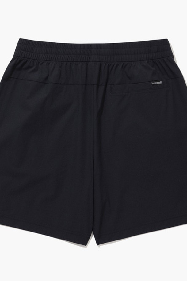 유니 씬플렉스 루즈핏 4부 숏팬츠 - 블랙(QQ223LHP51)는 시원한 여름을 위한 필수템입니다. 나일론과 폴리우레탄 혼방 소재로 제작되어 얇고 냉감 있는 촉감을 선사하며, 땀이 나도 쾌적하게 착용할 수 있습니다. 루즈핏으로 활동성을 높였으며, 4부 기장으로 다리가 길어 보이는 효과를 줍니다. 발수 기능과 비침 방지 안감, 히든 스트링과 사이즈 조절 기능으로 실용성까지 갖췄습니다. 스포티, 캐주얼, 미니멀 스타일을 모두 소화하며, 휴가, 피트니스, 바캉스룩에 활용하기 좋습니다.
